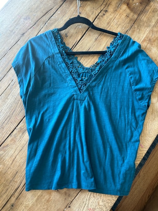 Stunning Anthropologie Teal Lace-Trim V-Neck Tee cotton - Picture 2 of 5